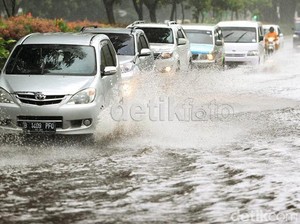 6 Hal yang Harus Diperhatikan ketika Mengemudi saat Hujan