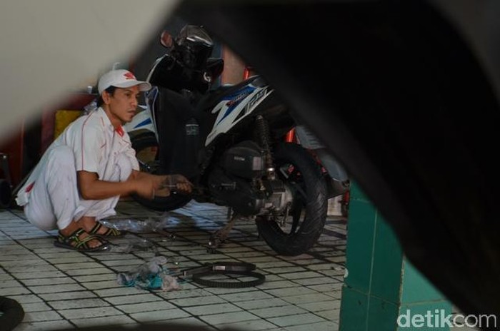 suasana penjualan dan perawatan motor di bengkel Honda