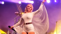 Suasana semakin menjadi-jadi ketika pemain cello Grace Chatto yang tampil dengan busana ketat berwarna putih ikut berjoget, meliuk-liukkan tubuhnya dengan seksi. Pool/Noel/detikFoto.