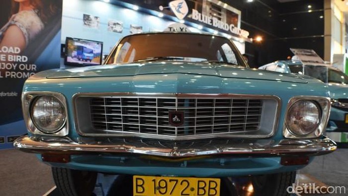 Blue Bird memperlihatkan mobil taksi pertamanya yakni sebuah Holden Torana (1972) dan mobil armada terbaru, Honda Mobilio.