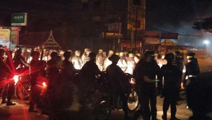 Massa Pendukung Calon Bupati Gowa Geruduk Kantor Panwaslu