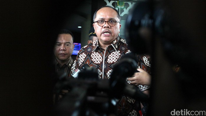 4 Pimpinan MKD datang ke Gedung Bundar Jampidsus Kejagung, Jl Sultan Hasanuddin, Jakarta, Kamis (10/12/2015) pukul 10.30 WIB. Keempat pimpinan MKD langsung bertemu dengan Jampidsus Arminsyah. Setelah bertemu sekitar satu jam, Junimart Girsang dkk harus pulang dengan tangan kosong