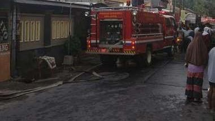 Imbas Minimarket Terbakar di Depok, Jalan Ditutup dan Macet Parah