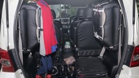 Isi kabin mobil Nadya.