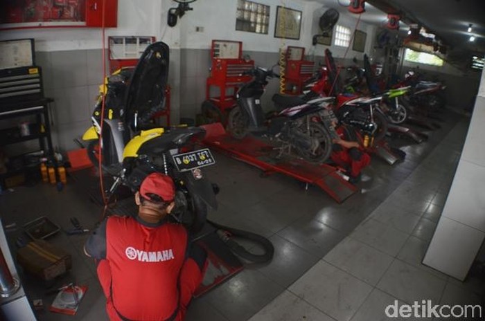 Motor-motor tengah dirawat/diservis di diler Yamaha.