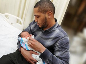 Panduan Agar Tak Gugup Saat Pertama Kali Gendong Bayi Baru Lahir