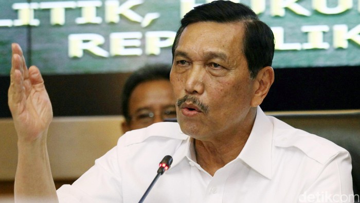 Menkopulhum Luhut Binsar Panjaitan memberikan keterangan pers di Kantor Kemenkopolhukam, Jakarta, Jumat (11/12/2015). Dalam keterangannya luhut merasa terganggu dengan rekaman pembicaraan setnov dan riza chalid. Dia berkomitmen untuk mendukung penuh Presiden untuk membicarakan kontrak Freeport di 2019. Agung Pambudhy/Detikcom.