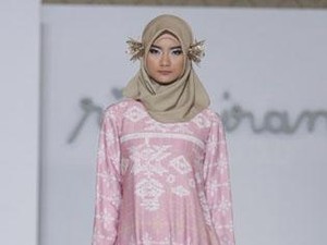 Ria Miranda Rilis Koleksi Busana Terbaru Terinspirasi Minang Hingga Jepang