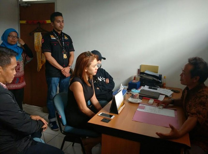 Saat Nikita Mirzani dan Temannya PR Duduk Bareng Mendengarkan Petuah