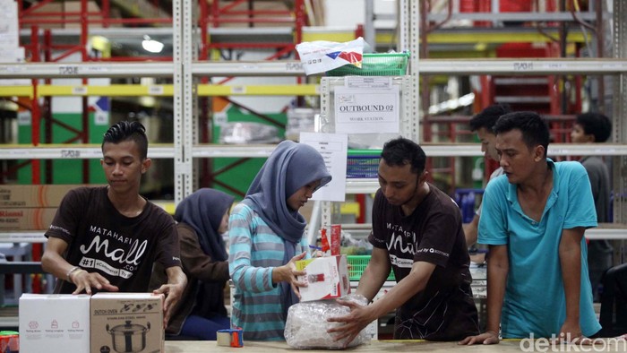 Para pekerja terlihat sibuk melayani dan mengemas pemesanan di gudang toko online MatahariMall.com di Jakarta sejak Kamis (10/12/2015). Revolusi belanja online di Indonesia kini semakin bergeliat dengan semakin banyaknya pelaku e-commerce yang terus meningkat dari waktu ke waktu.
