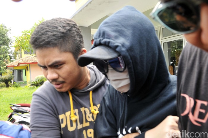 Nikita Mirzani dan PR dibawa ke panti sosial untuk mendapatkan pembinaan terkait kasus prostitusi online. Keluar dari panti sosial, PR tampil tertutup.