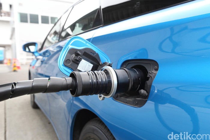 Proses pengisian tangki gas hidrogen Toyota Mirai
