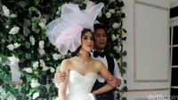 Di sesi selanjutnya, Nina kenakan gaun pengantin yang memamerkan keindahan kakinya. Pool/Ismail/detikFoto.