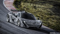 Produksi mobil ini dimulai pada musim panas tahun 2013. Model pertama hadir dengan cat Ice Silver. Sebelumnya pada Paris Motor Show 2012, McLaren memperkenalkan calon McLaren P1 sebagai studi desain. (Istimewa/McLaren).