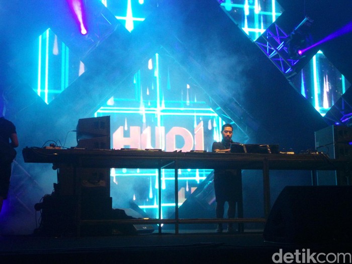 Deretan DJ Lokal Buka DWP Hari Pertama Bersama Guyuran Hujan