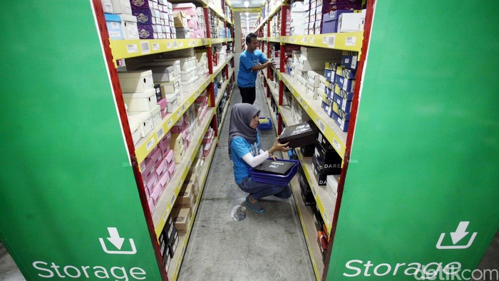 Para pekerja terlihat sibuk melayani dan mengemas pemesanan di gudang toko online MatahariMall.com di Jakarta sejak Kamis (10/12/2015). Revolusi belanja online di Indonesia kini semakin bergeliat dengan semakin banyaknya pelaku e-commerce yang terus meningkat dari waktu ke waktu. (FOTO: Rachman Haryanto/detikcom)