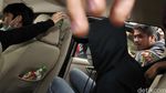 PR Tutupi Wajah dengan Masker dan Kacamata Hitam di Panti Sosial