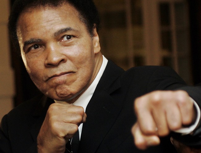 Cerita ini datang dari fans petinju legendaris Muhammad Ali. Saat itu tahun 1990-an, ketika dirinya bertemu dengan Ali di bandara New York. Pria tersebut bertanya pada salah satu pengawalnya apakah dia boleh menyapa Ali, dan ternyata diperbolehka.n. Kami bersalaman dan dia mengajakku duduk di sampingnya. Kami minum kopi dan ngobrol selama 25 menit. Saat itu dia tidak bisa memberikan tanda tangan karena Parkinson yang dideritanya. Tapi dia pria paling ramah dan baik. Aku tidak akan pernah melupakannya. Foto: REUTERS/Andreas Meier/Files