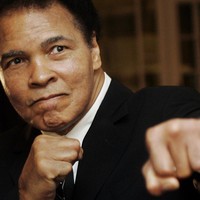 Cerita ini datang dari fans petinju legendaris Muhammad Ali. Saat itu tahun 1990-an, ketika dirinya bertemu dengan Ali di bandara New York. Pria tersebut bertanya pada salah satu pengawalnya apakah dia boleh menyapa Ali, dan ternyata diperbolehka.n. Kami bersalaman dan dia mengajakku duduk di sampingnya. Kami minum kopi dan ngobrol selama 25 menit. Saat itu dia tidak bisa memberikan tanda tangan karena Parkinson yang dideritanya. Tapi dia pria paling ramah dan baik. Aku tidak akan pernah melupakannya. Foto: REUTERS/Andreas Meier/Files