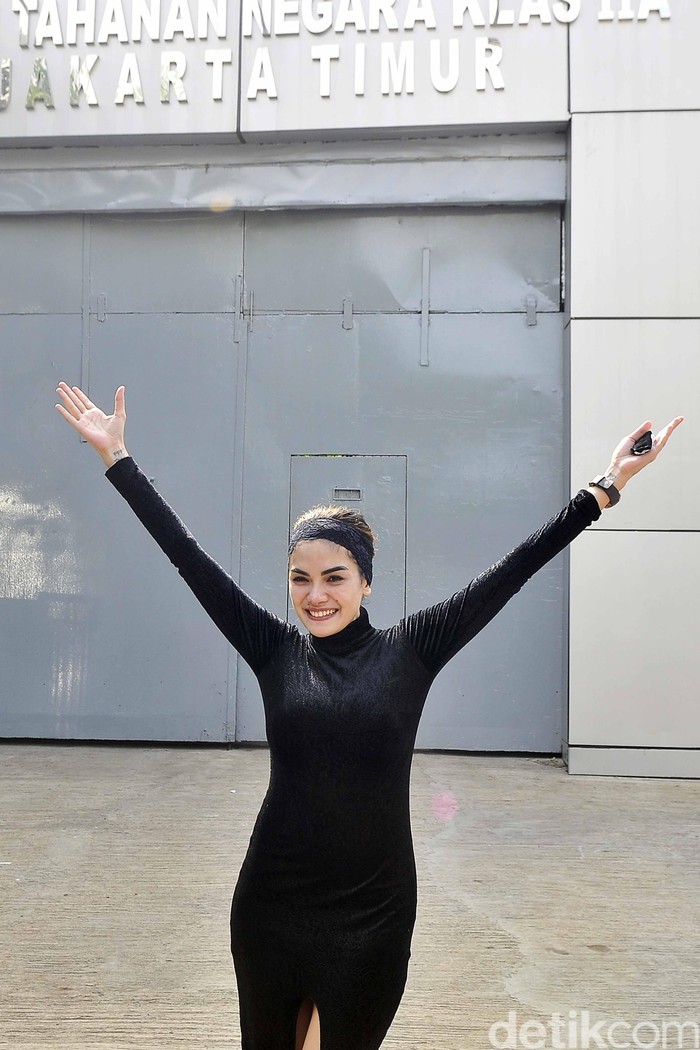 Nikita Mirzani Nikita Mirzani saat keluar dari Rutan Pondok Bambu, Jakarta Timur.