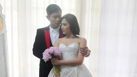 Dara berusia 24 tahun itu terlihat cantik kenakan gaun pengantin putih menyapu lantai. Pool/Ismail/detikFoto.