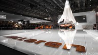 McLaren P1 adalah supercar yang menggunakan kombinasi mesin bensin yang efisien dan motor litsik yang ringan. Model ini memulai debutnya dalam bentuk produksi massal di Geneva Motor Show 2013. (Istimewa/McLaren).