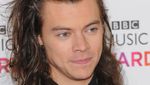 Harry Styles Eksis dengan Celana Cutbray, Tetap Ganteng?