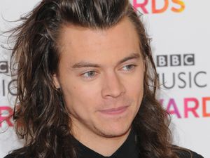 Foto Harry Styles Berambut Pendek Ini Bikin Heboh Internet