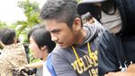 PR Tutupi Wajah dengan Masker dan Kacamata Hitam di Panti Sosial
