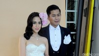 Sementara Chandra tampak gagah dengan tuxedo hitam. Pool/Ismail/detikFoto.