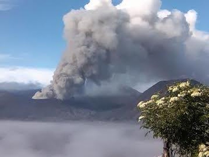 Bromo Masih Siaga, Suara Gemuruh Terdengar dari Dalam Kawah