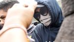 PR Tutupi Wajah dengan Masker dan Kacamata Hitam di Panti Sosial