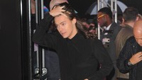 Harry tampil dibalut baju hitam dan celana cutbray hitam garis-garis. Eamonn M. McCormack/Getty Images/detikFoto.