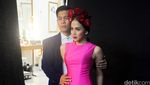 Kemesraan Nina Zatulini dan Calon Suami di Foto Prewedding