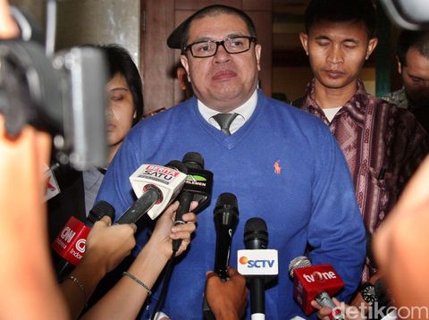 Pengacara Razman Arief Nasution menyimbangi Mahkamah Kehormatan Dewan DPR di Komplek Parlemen Senayan, Jakarta, Jumat (11/12/2015). Kedatangan Razman ke MKD untuk menyerahkan surat penunjukan sebagai pengacara Setya Novanto kepada  Ketua MKD Surahman Hidyat