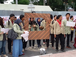 Demo Bawa Ular, Mahasiswa UGM Yogya Desak Setya Novanto Mundur