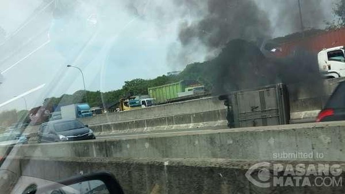 Mobil Boks Terbakar di Tol Kamal Arah Pluit, Lalin Tersendat
