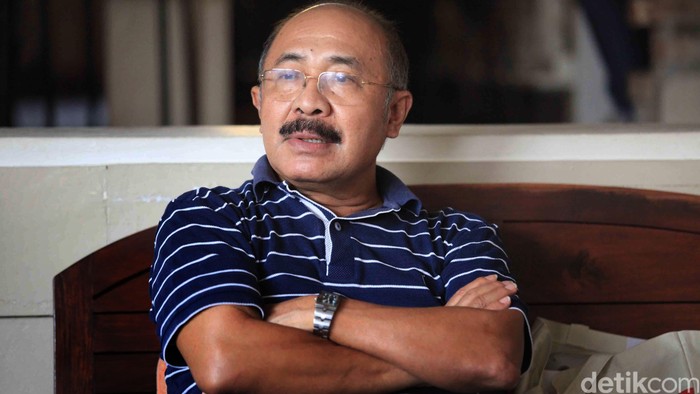 Guru Besar Ilmu Politik Universitas Airlangga, Komisioner KPU periode 1999-2004, pengamat politik