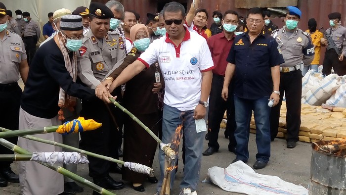 Polda Banten Musnahkan 1,672 Ton Ganja Kering
