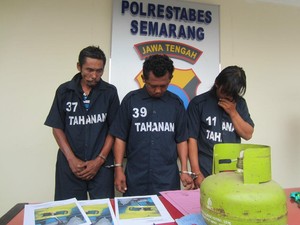 Terdesak Ekonomi, Tiga Orang ini Nekat Oplos Gas Elpiji