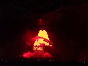 Maret Nanti, Armin Van Buuren Tampil dengan Aksi Teaterikal