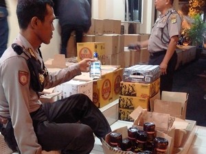 Polisi Sita Ribuan Botol Miras Oplosan di Pesanggrahan