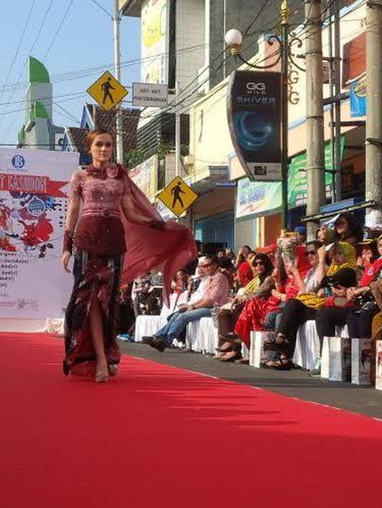 Perkenalkan Baju Tradisional Pemkot Kediri Gelar Dhoho Street Fashion