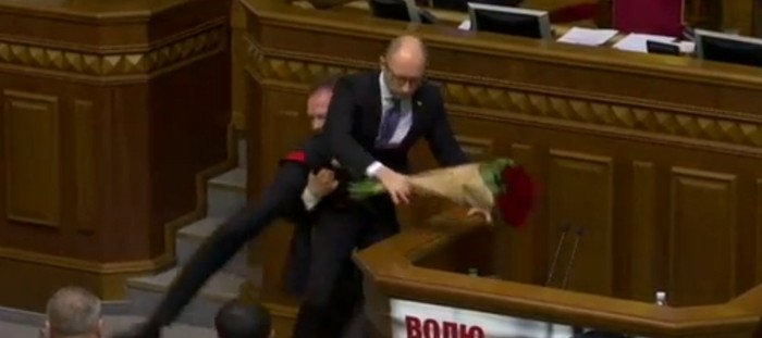 Pidato di Parlemen, PM Ukraina Ditarik dan Digendong dari Podium