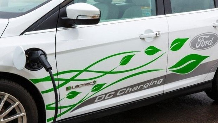 Mobil listrik Ford yang sedang diisi