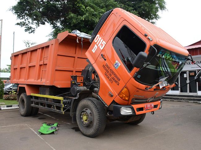 Hino Rawat Truk Sampah Pemrov DKI Jakarta