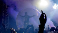 Diplo masuk ke dalam bola plastik besar dan berjalan di atas kerumunan penonton.