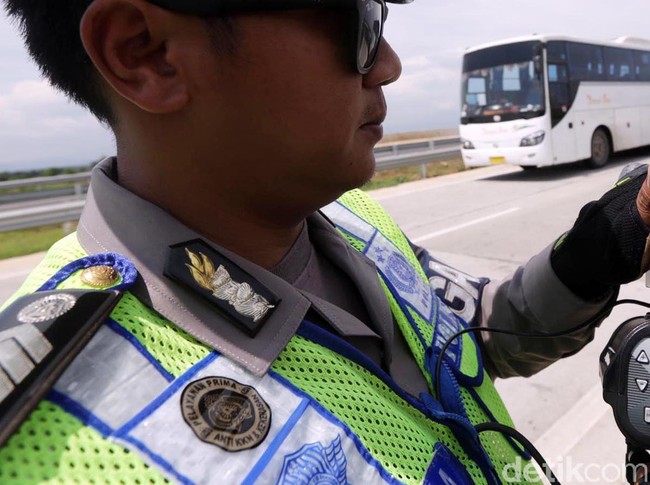 7 Kebiasaan Pengemudi yang Berbahaya 7 Kebiasaan Pengemudi yang Berbahaya