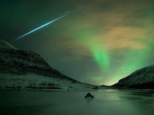 Hujan Meteor Malam Ini Berpendar Kekuningan & Kehijauan, Kok Bisa?