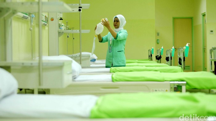 Seorang tenaga kesehatan merapikan tempat tidur pasien (Foto: Grandyos Zafna) Seorang tenaga kesehatan merapikan tempat tidur pasien (Foto: Grandyos Zafna)